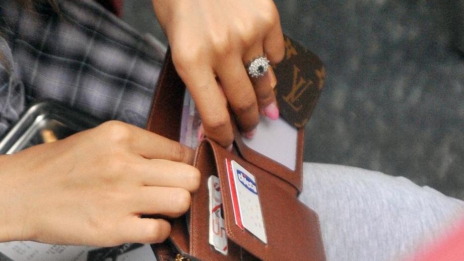 Ritrova 60 euro grazie ai vigili
