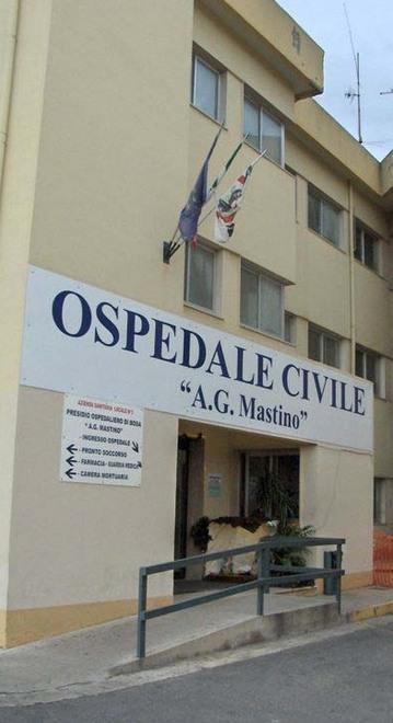 Lo accoltella al fianco dopo una lite per la pianta rovinata 