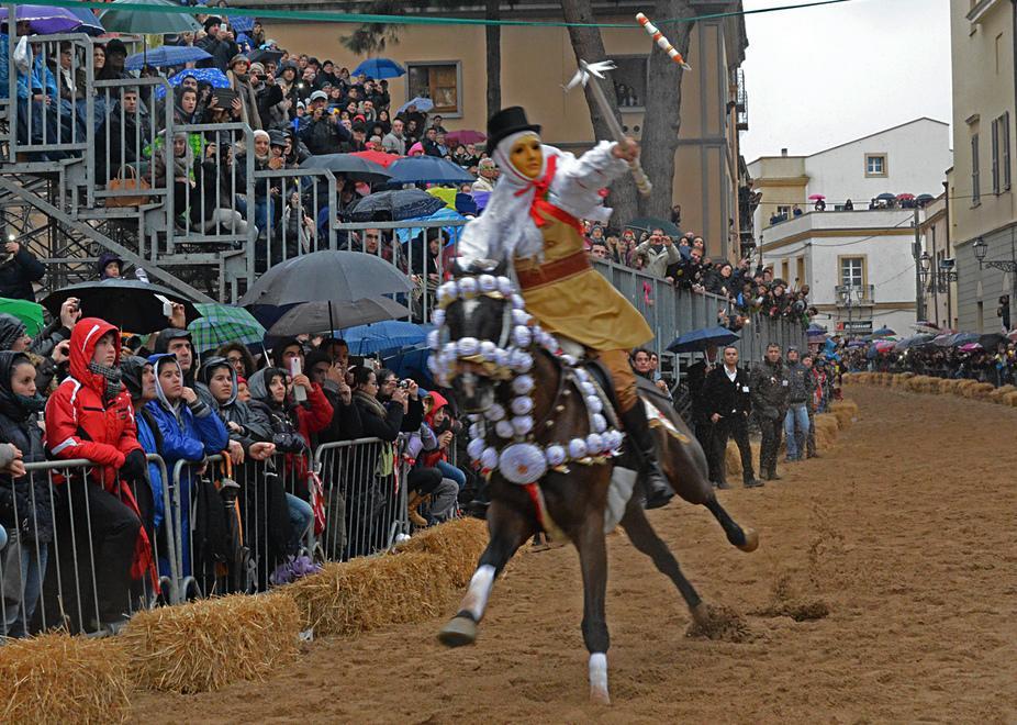 Sartiglia, no al brindisi in casa di Queen Elizabeth 