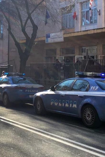 Allarme bomba negli Itc di Biscollai e di via Toscana 