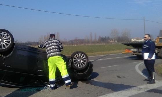 Spettacolare schianto tra due auto