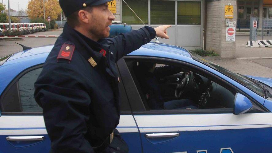 Chiede un’informazione poi deruba la ciclista 78enne