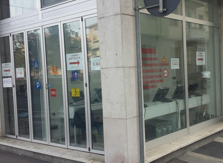 Razzia e danneggiamenti a serrande e porte 