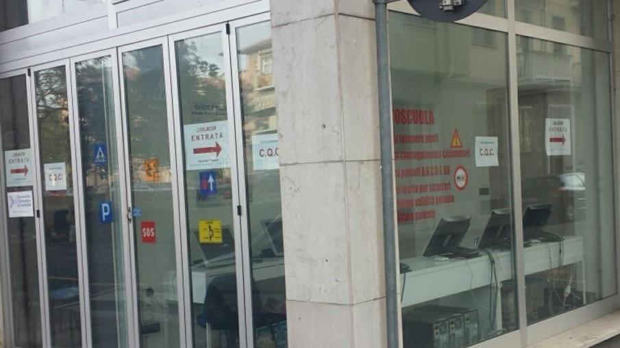 Razzia e danneggiamenti a serrande e porte