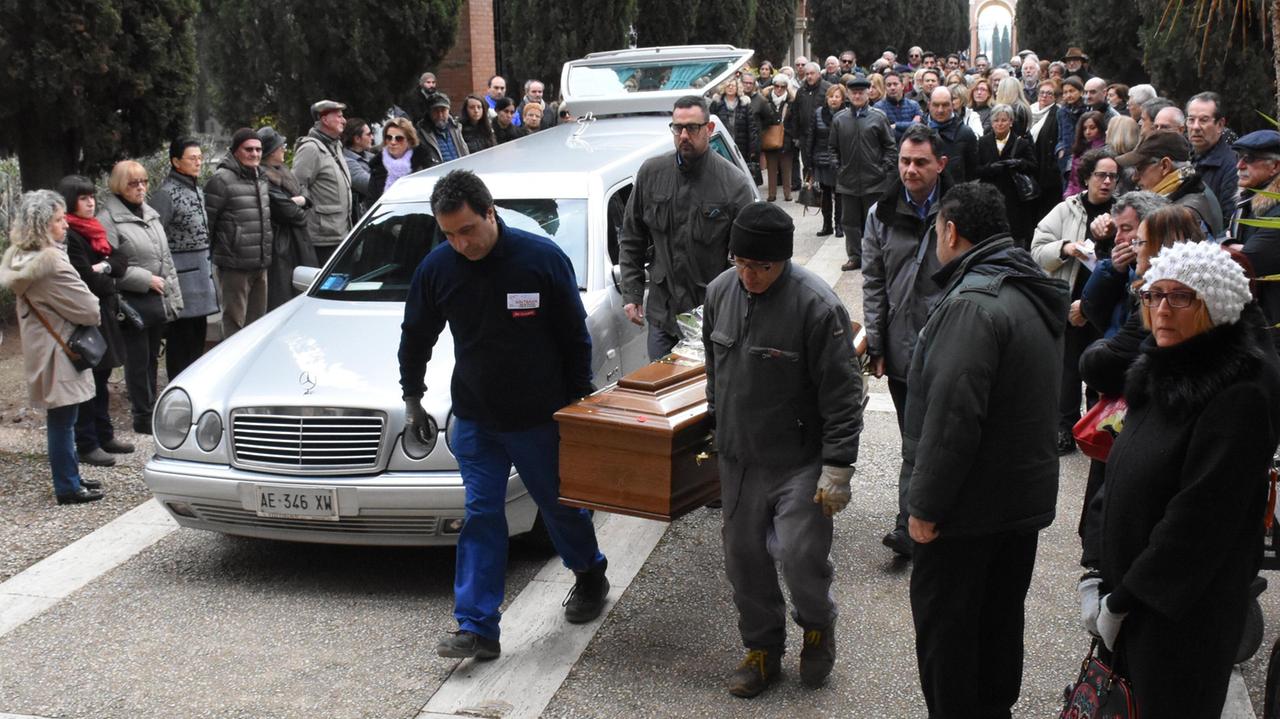 Il funerale di Anna Olmi al cimitero di Sterpeto (foto Bf)