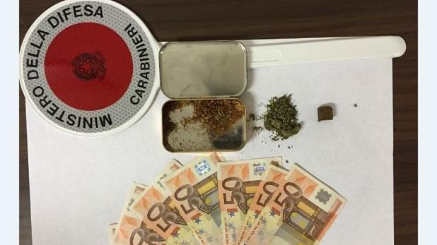 Denaro e droga confiscati