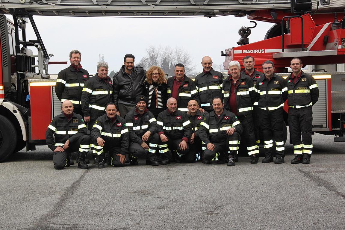 Rosanna insieme alla squadra dei vigili del fuoco di Prato