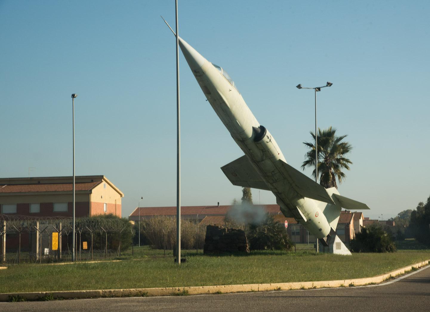 L'ingresso della base militare di Decimomannu (foto Mario Rosas)