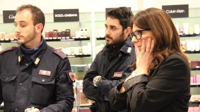Il sopralluogo della polizia dopo la rapina alla profumeria (foto Batavia)