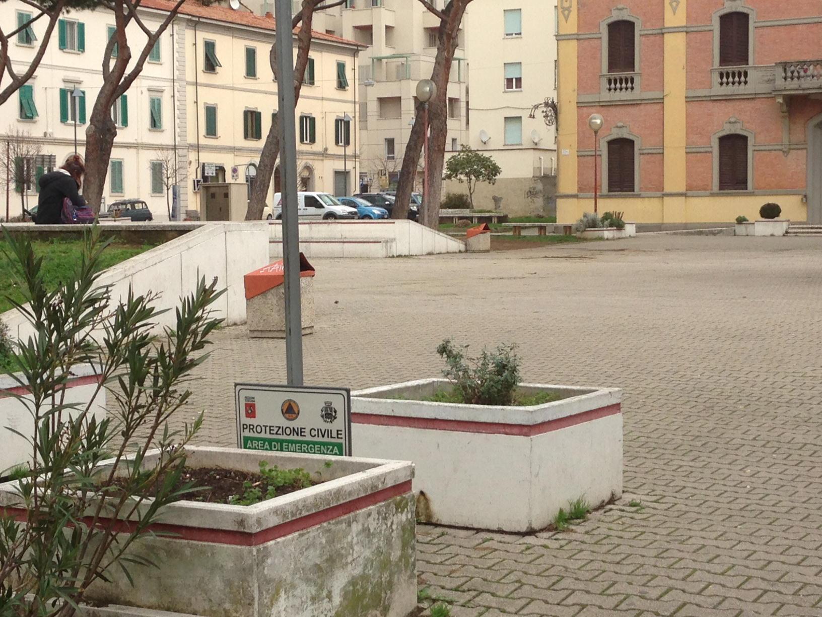 Il cartello in piazza Carducci da mesi è nascosto da una fioriera
