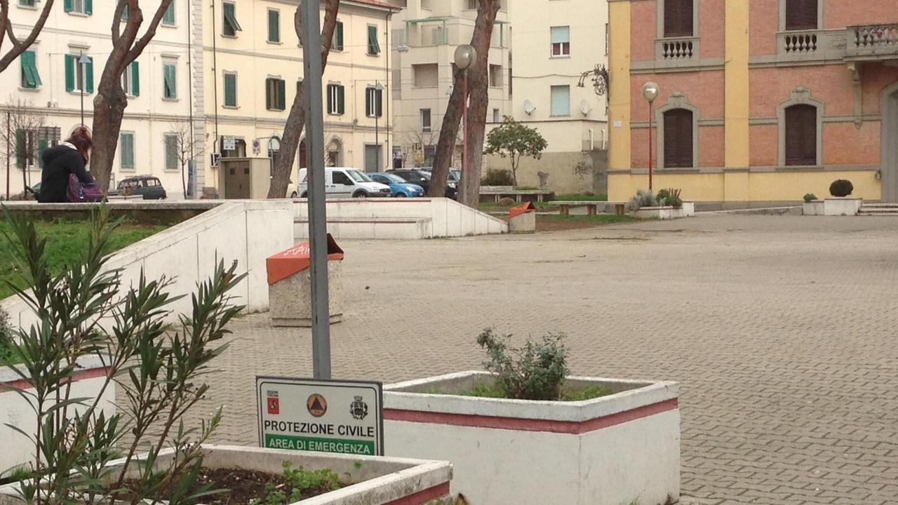 Il cartello in piazza Carducci da mesi è nascosto da una fioriera