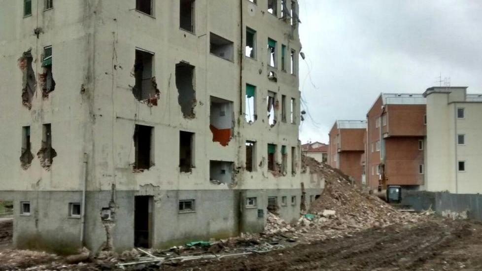 Giù i due palazzoni del quartiere Giardino
