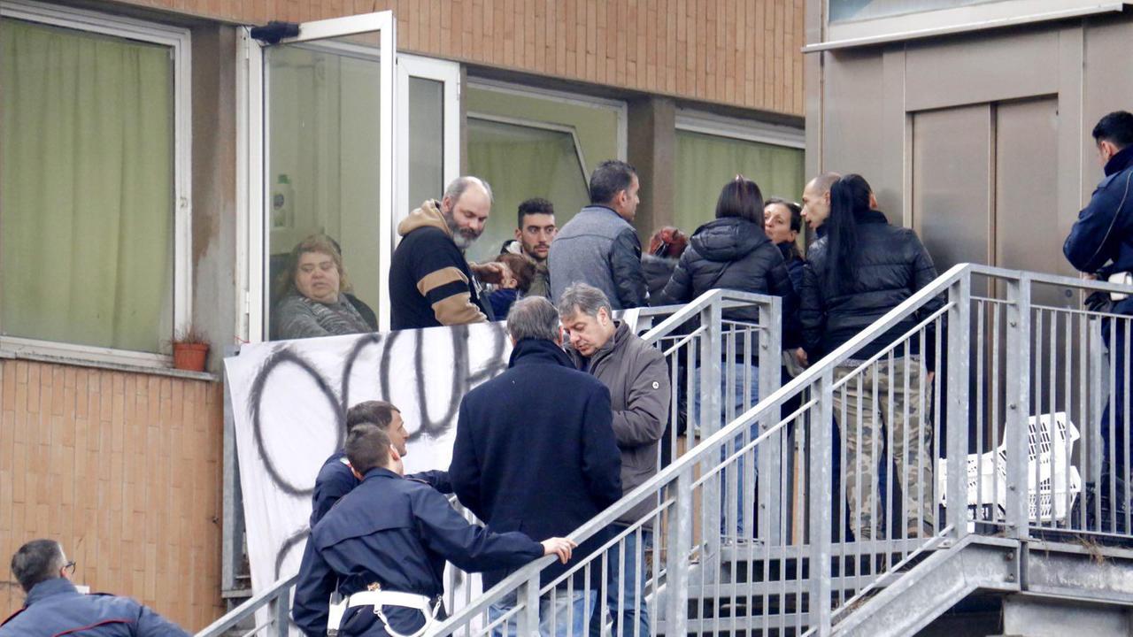 Il faccia a faccia tra genitori e occupanti (Marzi/Pentafoto)