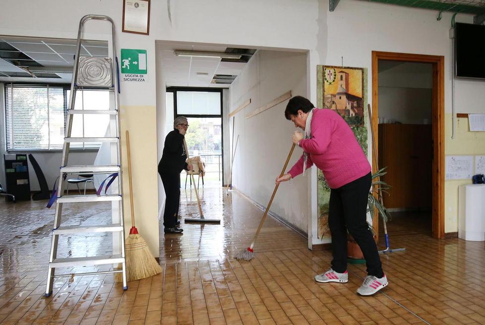 Ultimo giorno di lavori alla scuola media allagata