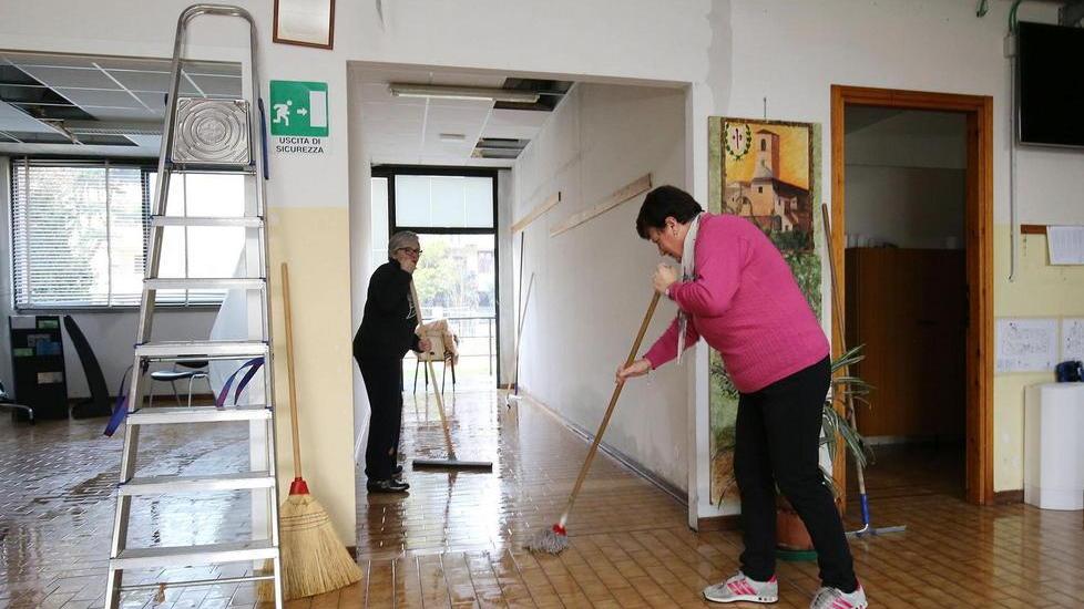 Ultimo giorno di lavori alla scuola media allagata