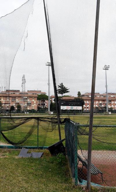 Stadi di baseball in pieno abbandono 