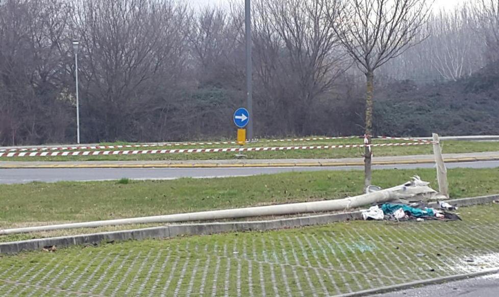 Esce di strada e butta giù un palo 