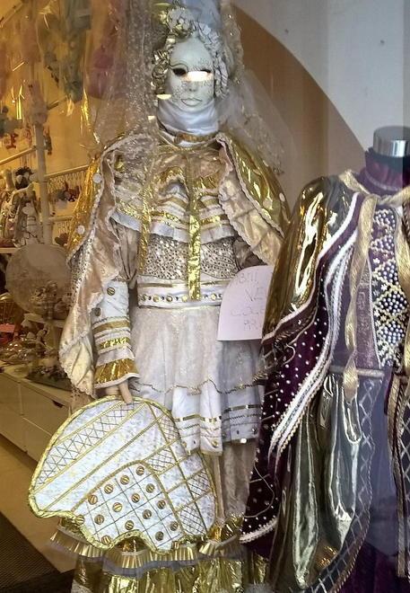 Via Verdi si “maschera” con spettacoli e musica 