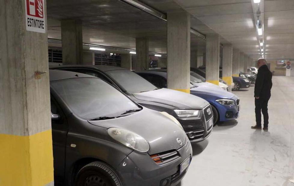 Telecamere in azione al mercato coperto 