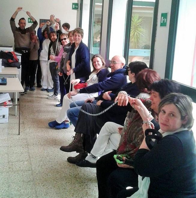 I lavoratori della Sgb si incatenano negli uffici 