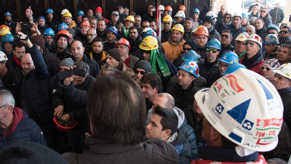 La protesta Alcoa ferma i lavori del consiglio regionale 