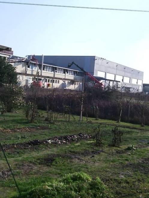 Via l’eternit dal tetto della fabbrica 