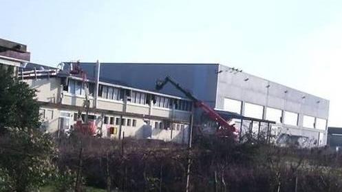 Via l’eternit dal tetto della fabbrica