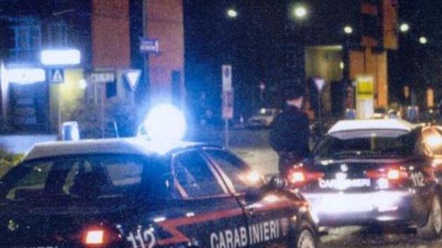Palpeggia una studentessa, arrestato