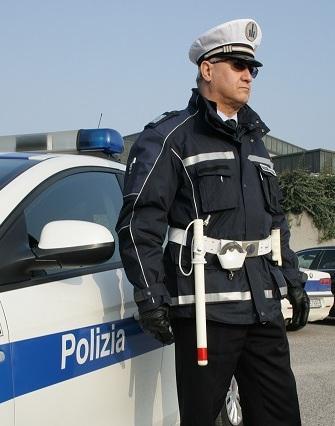 Alla polizia municipale 12 bastoni distanziatori 