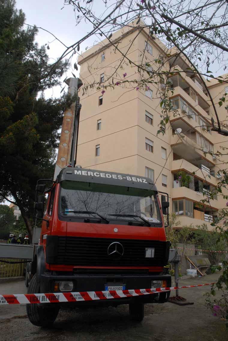 Cagliari, paura a Su Planu: s'incendia la canna fumaria di un palazzo