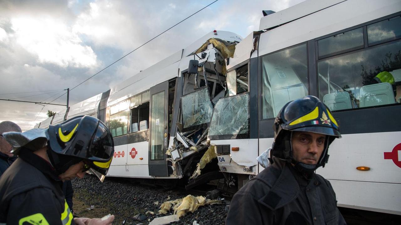 Lo scontro fra i due treni della metropolitana di Cagliari (foto Mario Rosas)