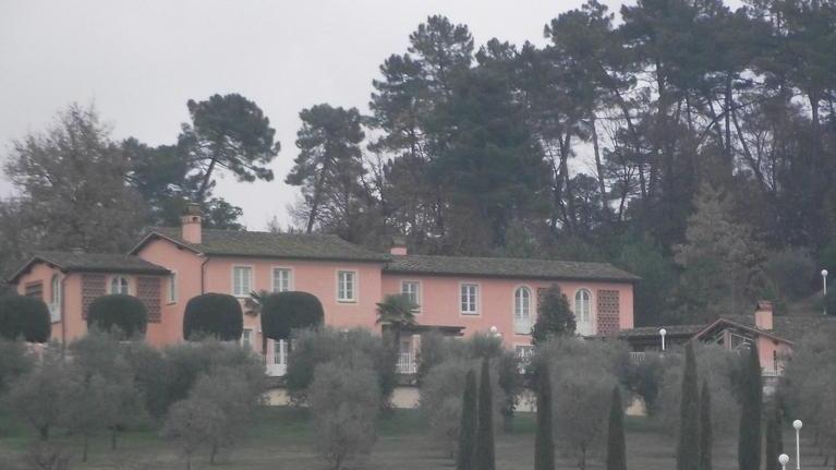 La villa di Gragnano presa di mira dai due giovani ladri armati di pistola