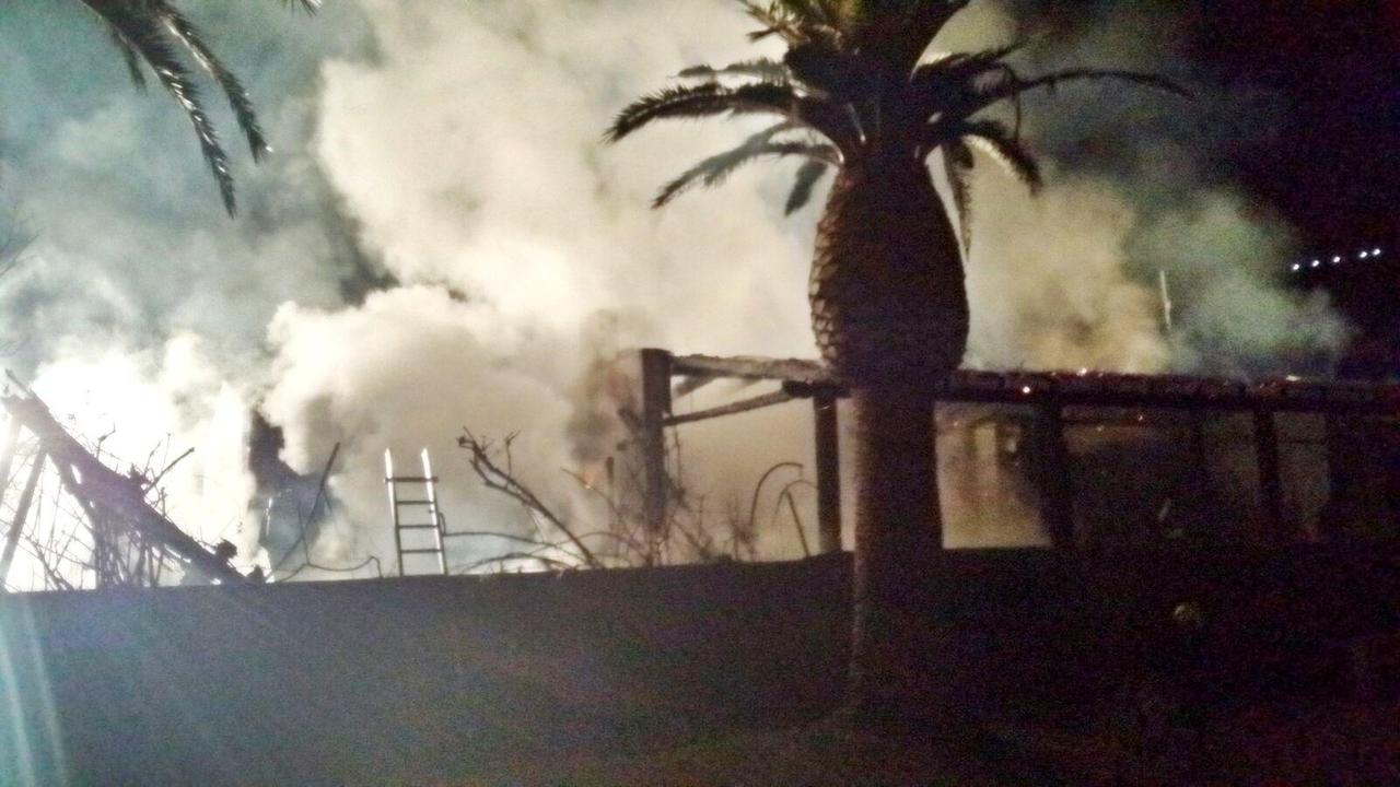 L'incendio all'hotel Albaruja (foto Gian Carlo Bulla)