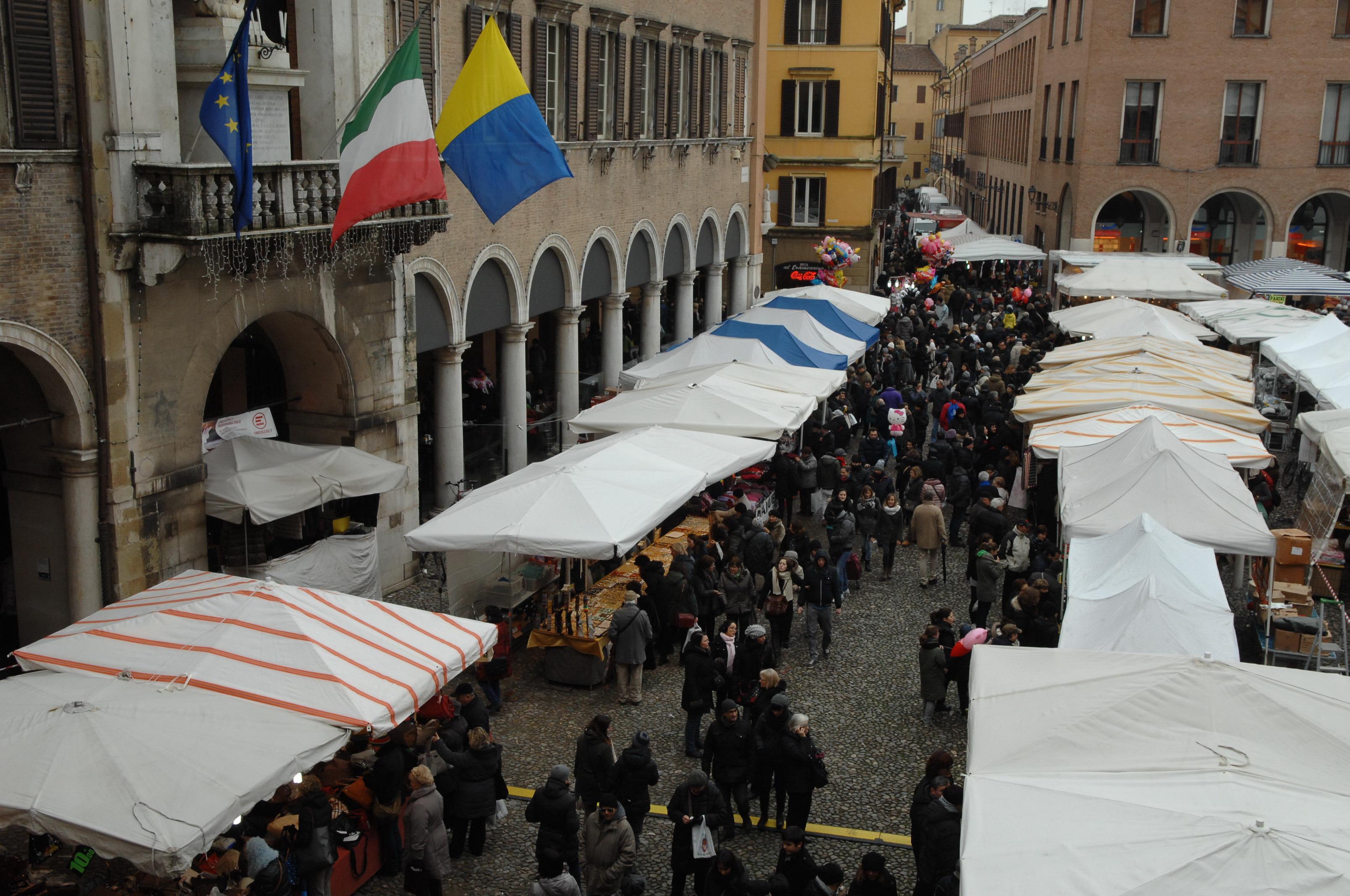 Il centro pieno di bancarelle per la festa di San Geminiano a Modena