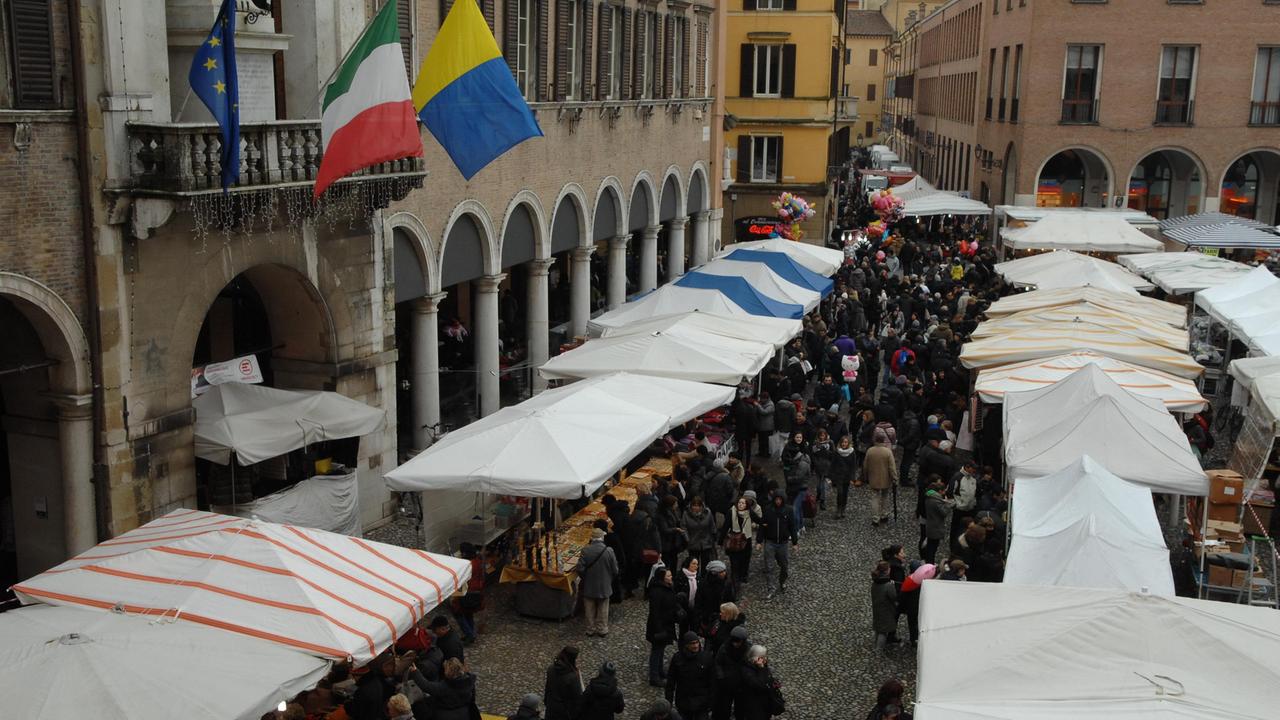 Il centro pieno di bancarelle per la festa di San Geminiano a Modena