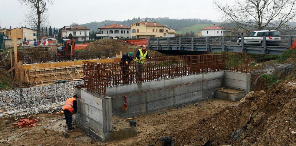 Rinvii, ritardi e imprevisti dopo 40 mesi il ponte non c’è 