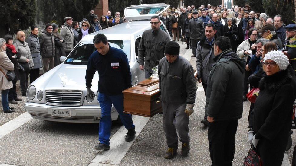 Canto d’addio per Anna Olmi A Sterpeto tanti commercianti