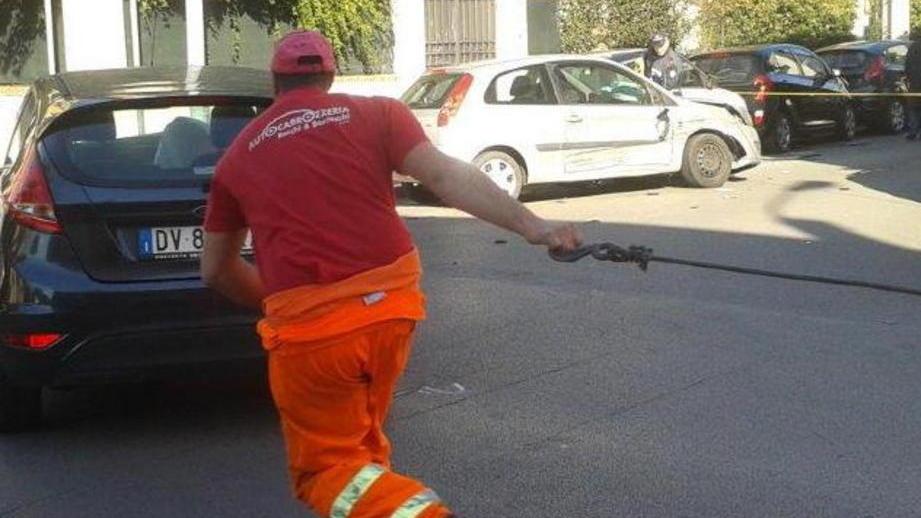 Scontro all’incrocio, auto danneggiate