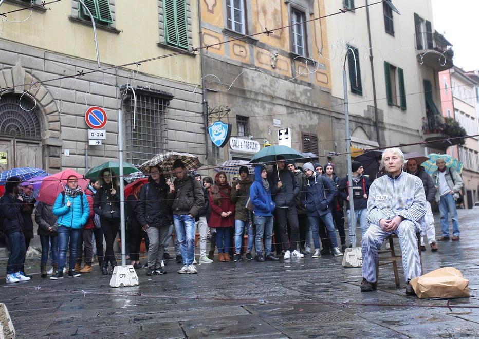 In piazza la sedia della memoria 