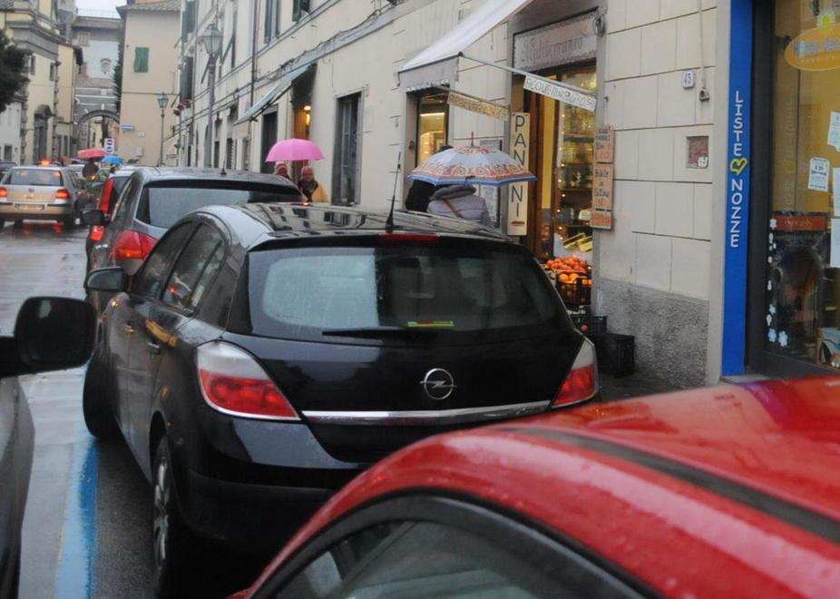 Sosta gratis, la rabbia dei commercianti 