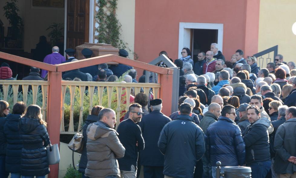 Folla per l’addio a Gianni Deffenu