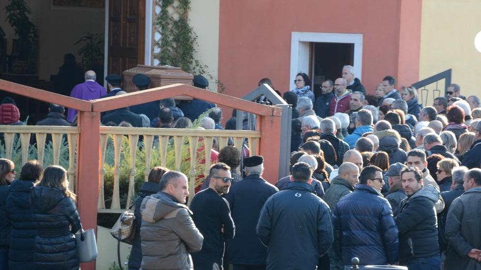 Folla per l’addio a Gianni Deffenu