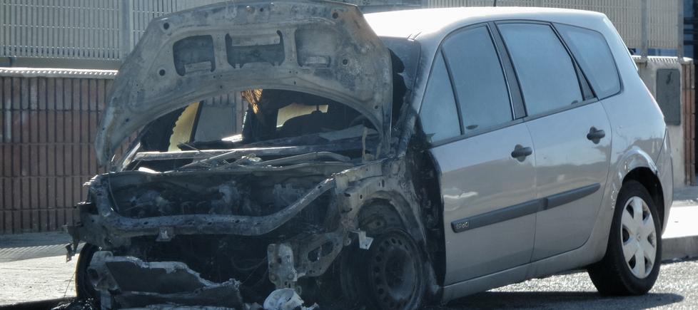 Notte di fuoco, bruciate due auto 