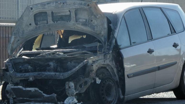 Notte di fuoco, bruciate due auto