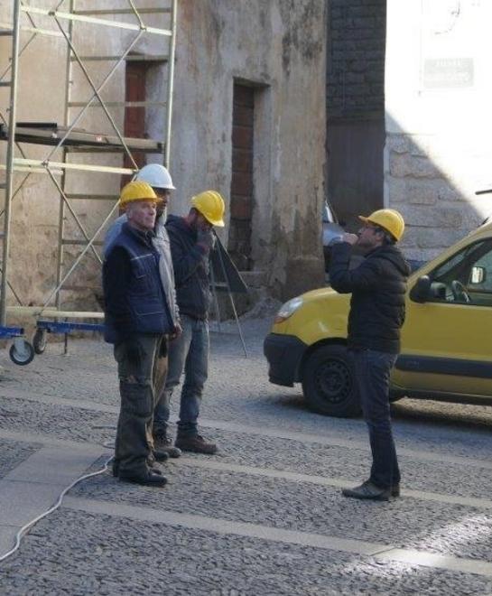 Si lavora in piazza Faber , cominciata la posa dei cavi 