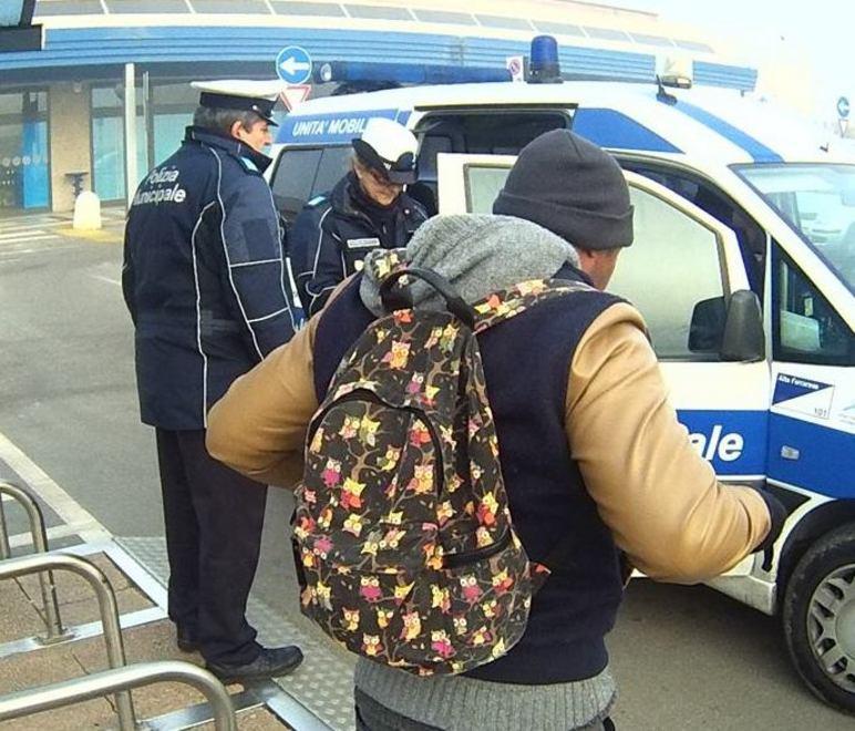 Infastidiva i clienti del market I vigili urbani lo allontanano