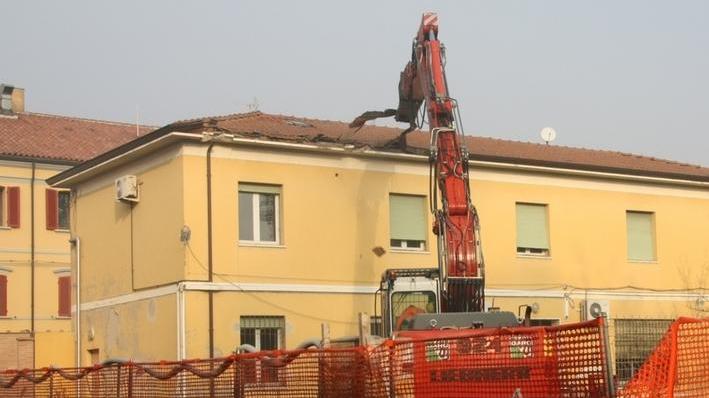 Cominciata la demolizione dell’ex consultorio pediatrico