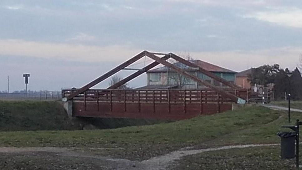 Instabili e col legno rotto Chiusi i ponti sul Naviglio