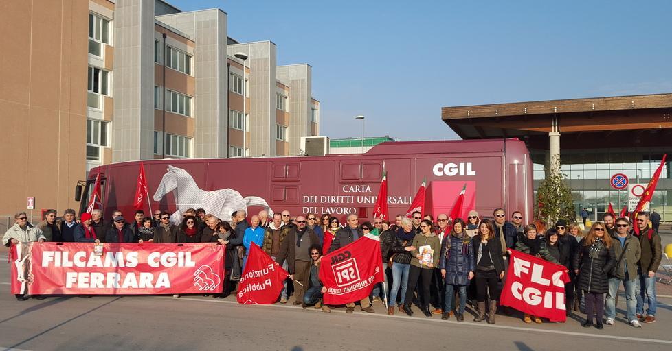 I precari e senza diritti raccontano le loro storie di fronte al pullman Cgil