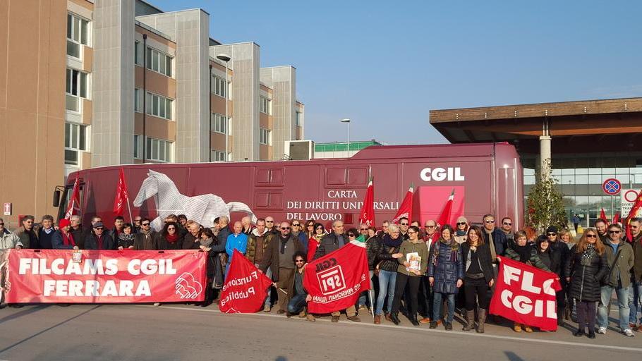 I precari e senza diritti raccontano le loro storie di fronte al pullman Cgil